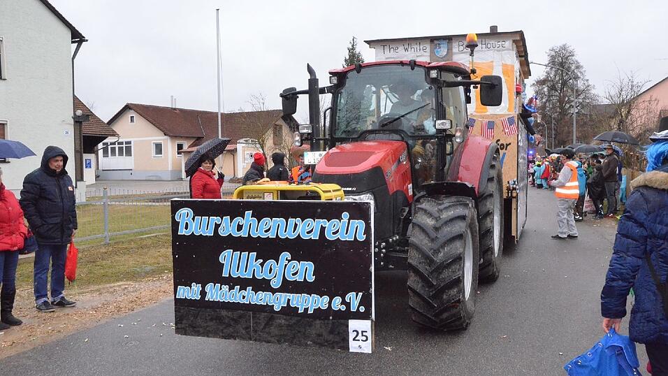 Mit dem großartigen 67. Faschingszug und einem anschließenden 'Narrentreiben' nahm am Faschingsdienstag der Fasching 2017 in Sarching ein glanzvolles Ende. Und was dabei alle 'narrisch' freute, das Wetter spielte doch noch mit; denn während des Zuges war es regenfrei; erst zum Ende regnete es! Mit dem großartigen 67. Faschingszug und einem anschließenden 'Narrentreiben' nahm am Faschingsdienstag der Fasching 2017 in Sarching ein glanzvolles Ende. Und was dabei alle 'narrisch' freute, das Wetter spielte doch noch mit; denn während des Zuges war es regenfrei; erst zum Ende regnete es!
