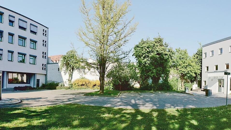 Die FOS-/BOS-Gebäude aus ungewohnter Perspektive. Die Schule kann im Herbst mit dem neuen Zweig 'Agrarwirtschaft, Bio- und Umwelttechnologie' loslegen - vorausgesetzt es gibt genug Anmeldungen. Die FOS-/BOS-Gebäude aus ungewohnter Perspektive. Die Schule kann im Herbst mit dem neuen Zweig 'Agrarwirtschaft, Bio- und Umwelttechnologie' loslegen - vorausgesetzt es gibt genug Anmeldungen.