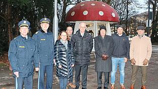 Sie schalteten die Beleuchtung ein (von rechts): Walter Boeckh, Michael Daschner, Ludwig Artinger, Walter Jonas, Horst Schmid, Gertrud Maltz-Schwarzfischer, Thomas Schöniger und Markus Fuchs.