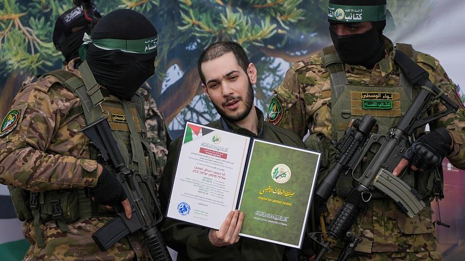 Die Geiseln wurden vor der Übergabe an das Internationale Komitee vom Roten Kreuz (IKRK) von ihren Bewachern wiederholt angehalten, zu lächeln und zu winken. Die Geiseln wurden vor der Übergabe an das Internationale Komitee vom Roten Kreuz (IKRK) von ihren Bewachern wiederholt angehalten, zu lächeln und zu winken.