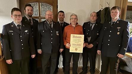 2. Kommandant Andreas Weinberger, Vorsitzender Dominik Michl, Thomas Penzkofer (geehrt f&uuml;r 40 Jahre aktive Dienstzeit), Kommandant Christoph Kauer, Xaver Fischer (geehrt f&uuml;r 50-j&auml;hrige Vereinszugeh&ouml;rigkeit), Tobias Baumann (geehrt f&uuml;r zehnj&auml;hrige aktive Dienstzeit) und 2. Vorsitzender Matthias Prei&szlig; (v.l.)