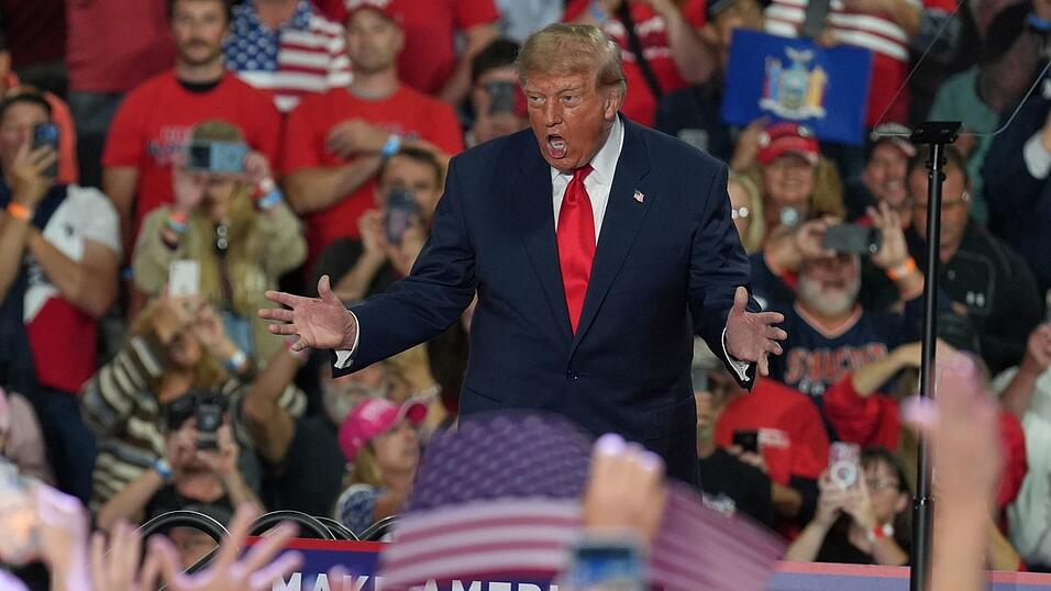 Trump versucht, seine Anhänger zum Wählen zu mobilisieren, indem er sich selbst ins Zentrum des republikanischen Wahlkampfs stellt. (Archivbild) Trump versucht, seine Anhänger zum Wählen zu mobilisieren, indem er sich selbst ins Zentrum des republikanischen Wahlkampfs stellt. (Archivbild)