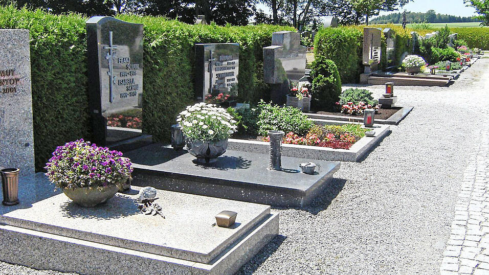 Ein Blick in eine gepflegte Gräberreihe im Bergfriedhof Ein Blick in eine gepflegte Gräberreihe im Bergfriedhof