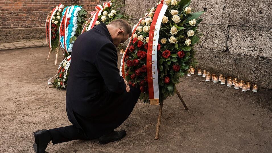 Polens Präsident Andrzej Duda kniet vor der Todesmauer des ehemaligen deutschen Konzentrations- und Vernichtungslagers Auschwitz-Birkenau. (Foto aktuell)