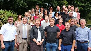 Das gesamte Lehrerkollegium des Schuljahres 2025/26 der Grund- und Mittelschule Lam mit Grundschule Lohberg und der Schulleitung Rektor Josef Baumann (2.v.r.) und Regina Breu (4.v.r.) sowie Bürgermeister Paul Roßberger und Schulamtsdirektor Johannes Reutner (v.l.)