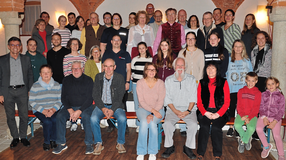 Die Verantwortlichen der Gemeinde mit Rudolf Radlmeier an der Spitze mit einem Teil der Helfer.