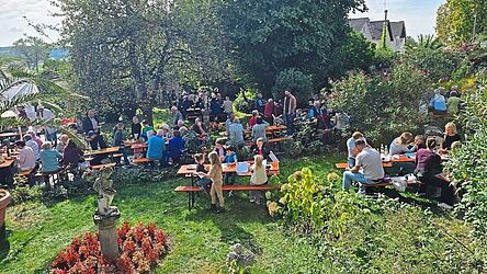 Idyllisch war es im Pfarrgarten und viele Besucher schauten beim Fest vorbei.