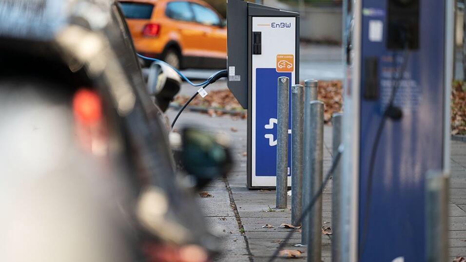 Fast jede zweite Kommune in Deutschland bietet keine öffentlich zugänglichen Ladestationen für E-Autos. (Symbolbild) Fast jede zweite Kommune in Deutschland bietet keine öffentlich zugänglichen Ladestationen für E-Autos. (Symbolbild)