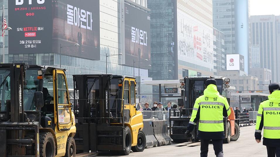 In der Seouler Innenstadt kleben auf etlichen Hochh&auml;usern riesige Werbeplakate f&uuml;r das BTS-Comeback.