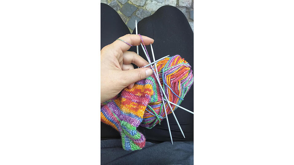 Stricken kann man als Beifahrer im Auto, am Abend auf der Couch oder auch draußen beim Sonnetanken. Stricken kann man als Beifahrer im Auto, am Abend auf der Couch oder auch draußen beim Sonnetanken.