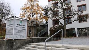 Das Landratsamt in Straubing: Auch hier zeigt sich das Personalproblem in vielen Behörden. Das Landratsamt in Straubing: Auch hier zeigt sich das Personalproblem in vielen Behörden.