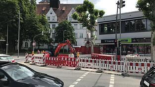 Am Stetthaimerplatz musste eine 105 Jahre alte Hauptwasserleitung erneuert werden. Der zweite Bauabschnitt geht am Mittwoch zu Ende. Am Stetthaimerplatz musste eine 105 Jahre alte Hauptwasserleitung erneuert werden. Der zweite Bauabschnitt geht am Mittwoch zu Ende.