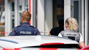 Wie kam es zu dem Streit? Wieso war der Mann mit einem Messer bewaffnet? Noch sind viele Fragen offen. Wie kam es zu dem Streit? Wieso war der Mann mit einem Messer bewaffnet? Noch sind viele Fragen offen.