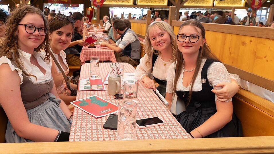 Die Partybilder vom Sonntag, 9. August, aus dem Festzelt Krönner. Die Partybilder vom Sonntag, 9. August, aus dem Festzelt Krönner.