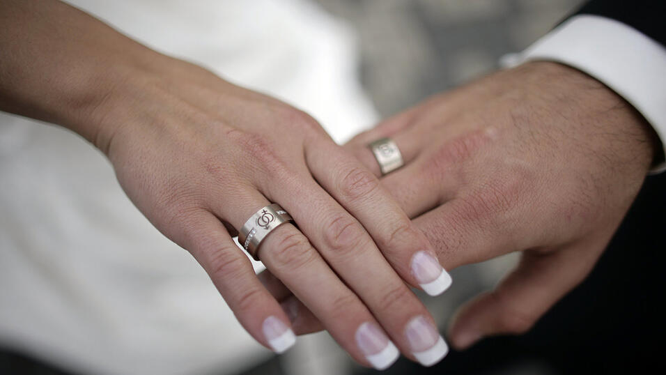 Ist der Valentinstag für viele Paare auch der ideale Tag zum Heiraten? Wir haben bei den Standesämtern in der Region nachgefragt. (Symbolbild) Ist der Valentinstag für viele Paare auch der ideale Tag zum Heiraten? Wir haben bei den Standesämtern in der Region nachgefragt. (Symbolbild)