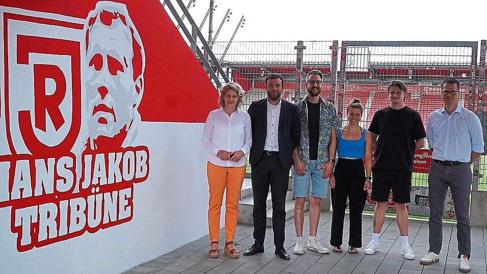 Bürgermeisterin Astrid Freudenstein (von links), Stadion-Betriebsleiter Sebastian Graf, Matthias Weigert, Larissa Bauer und Daniel Eckrich vom Fanprojekt sowie Jahn-Geschäftsführer Philipp Hausner stellten die neuen Motive an den Wänden vor. Bürgermeisterin Astrid Freudenstein (von links), Stadion-Betriebsleiter Sebastian Graf, Matthias Weigert, Larissa Bauer und Daniel Eckrich vom Fanprojekt sowie Jahn-Geschäftsführer Philipp Hausner stellten die neuen Motive an den Wänden vor.