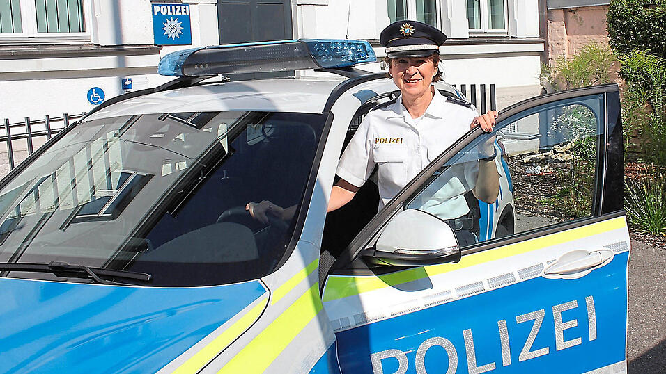 Als Erste Polizeihauptkommissarin zieren f&uuml;nf Sterne die Schulter von Daniela Neumayer.