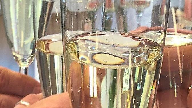 Mehr Paare heirateten. Grund zum Feiern gab es auch f&uuml;r Personen, die nun ihr Geschlecht &auml;ndern konnten.