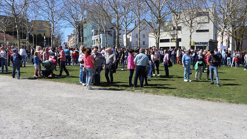 Im April demonstrierten rund 1.000 Unterstützer für den abgesetzten Pfarrer.