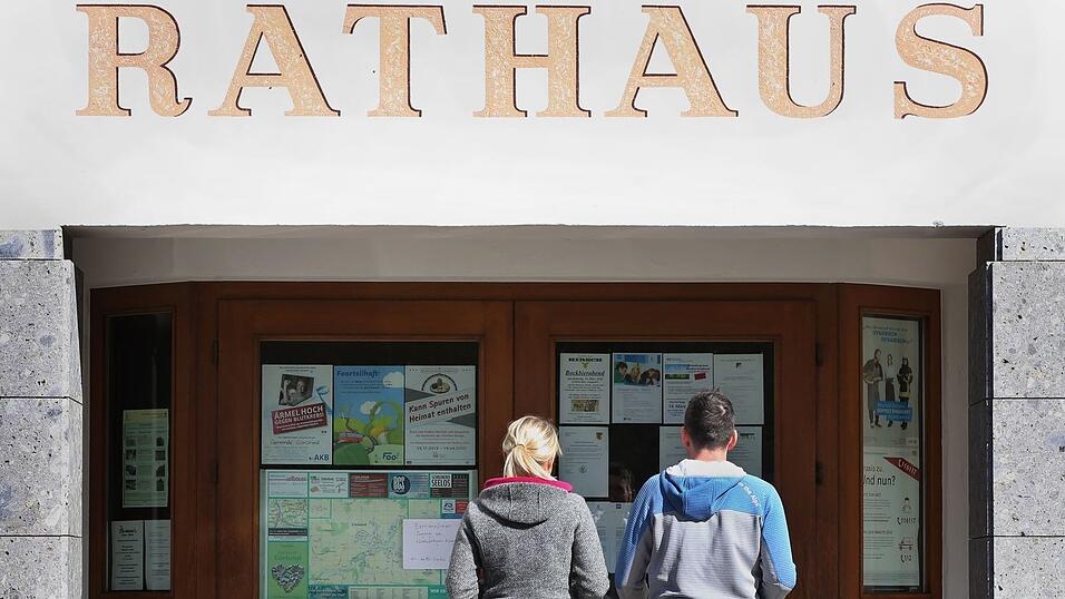 Vor allem in kleineren Gemeinden arbeiten ehrenamtliche B&uuml;rgermeister in den Rath&auml;usern. (Symbolbild)