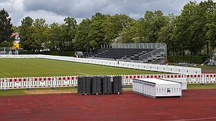 Viele Helfer bereiten das Stadion an der Further Stra&szlig;e f&uuml;r das wichtige Fu&szlig;ballereignis vor.