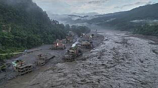 Von dem Ort Trishuli Bazaar, wo ein Schuldirektor rund 900 Schülerinnen und Schüler durch eine rechtzeitige Warnung vor der Flutwelle rettete, sind nur noch Ruinen übrig. Von dem Ort Trishuli Bazaar, wo ein Schuldirektor rund 900 Schülerinnen und Schüler durch eine rechtzeitige Warnung vor der Flutwelle rettete, sind nur noch Ruinen übrig.