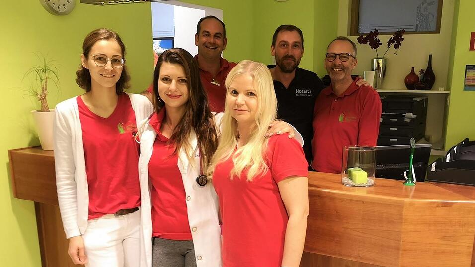 Magdalena Fischer (links) ist neu im Team der 'Hausärzte am Stadtplatz'. Gergana Bakó (Zweite von links), hier mit Erstkraft Andrea Rossmann (rechts), steht kurz vor ihrer Facharztprüfung. Die Chefs Dr. Stefan Enderlein und Dr. Hans-Jürgen Hackl (hinten, rechts) zusammen mit Dr. Klaus Hell. Magdalena Fischer (links) ist neu im Team der 'Hausärzte am Stadtplatz'. Gergana Bakó (Zweite von links), hier mit Erstkraft Andrea Rossmann (rechts), steht kurz vor ihrer Facharztprüfung. Die Chefs Dr. Stefan Enderlein und Dr. Hans-Jürgen Hackl (hinten, rechts) zusammen mit Dr. Klaus Hell.