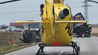 Ein Rettungshubschrauber ist auf der Straße gelandet.
