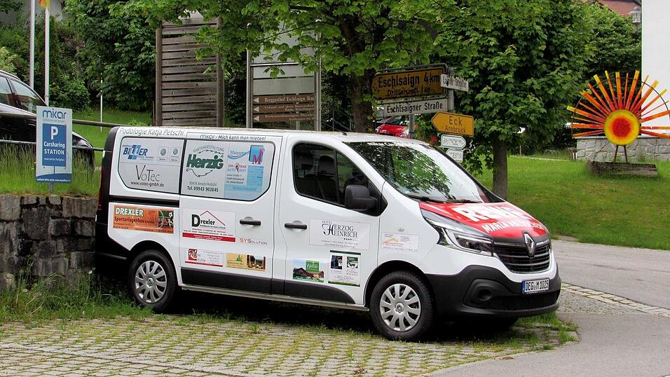 Die Kontaktbeschr&auml;nkungen wurden gelockert - der Mikar Renault Trafic steht f&uuml;r einen Ausflug bereit.