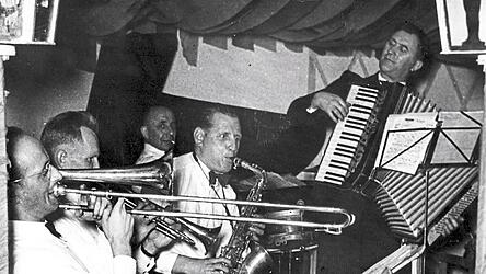 Das waren noch Zeiten, als das Tanzorchester Michl Traurig in gro&szlig;er Besetzung zu den B&auml;llen aufspielte.