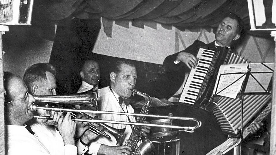 Das waren noch Zeiten, als das Tanzorchester Michl Traurig in gro&szlig;er Besetzung zu den B&auml;llen aufspielte.