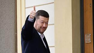 Der Vorsitzende der Partei Freiheit und direkte Demokratie (SPD), Tomio Okamura, begrüßt Fotografen auf seinem Weg zu Präsident Pavel, der ihn zu einer Nachwahlberatung eingeladen hatte.