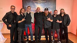 Fünf Freunde sollt ihr sein: Für Lucki Maurer und seine Bandkollegen von „Seasons in Black“ gilt das wirklich. Das beweist der Film, den Kai Böcking (links) und Florian Puchert (Dritter von links) produziert haben. Fünf Freunde sollt ihr sein: Für Lucki Maurer und seine Bandkollegen von „Seasons in Black“ gilt das wirklich. Das beweist der Film, den Kai Böcking (links) und Florian Puchert (Dritter von links) produziert haben.