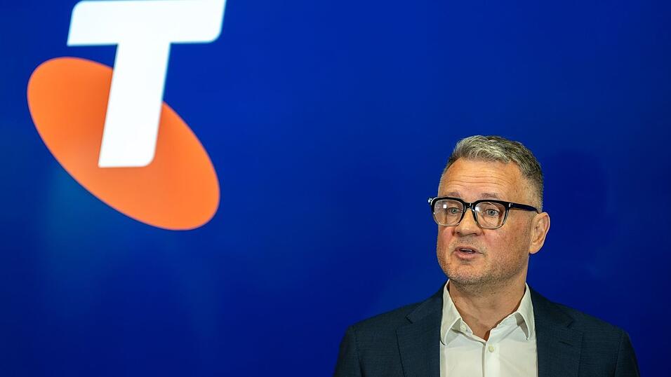 Telstra-Finanzvorstand Michael Ackland entschuldigte sich bei den betroffenen Kunden. Telstra-Finanzvorstand Michael Ackland entschuldigte sich bei den betroffenen Kunden.