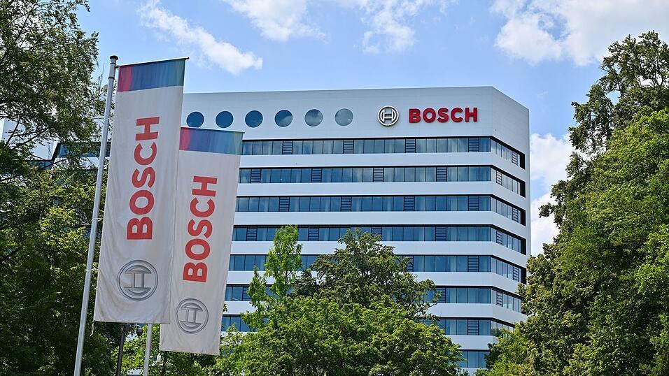 Der weltweit größte Auto-Zulieferer Bosch will die Belegschaft in seinem Nürnberger Werk halbieren und bis 2029 die Personalstärke um 900 Stellen reduzieren (Archivbild). Der weltweit größte Auto-Zulieferer Bosch will die Belegschaft in seinem Nürnberger Werk halbieren und bis 2029 die Personalstärke um 900 Stellen reduzieren (Archivbild).