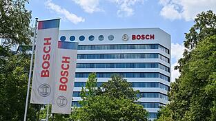 Der weltweit größte Auto-Zulieferer Bosch will die Belegschaft in seinem Nürnberger Werk halbieren und bis 2029 die Personalstärke um 900 Stellen reduzieren (Archivbild). Der weltweit größte Auto-Zulieferer Bosch will die Belegschaft in seinem Nürnberger Werk halbieren und bis 2029 die Personalstärke um 900 Stellen reduzieren (Archivbild).