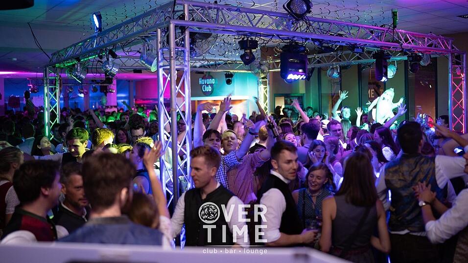 Auch am zweiten Volksfestfreitag schauten viele G&auml;ste im Overtime vorbei.