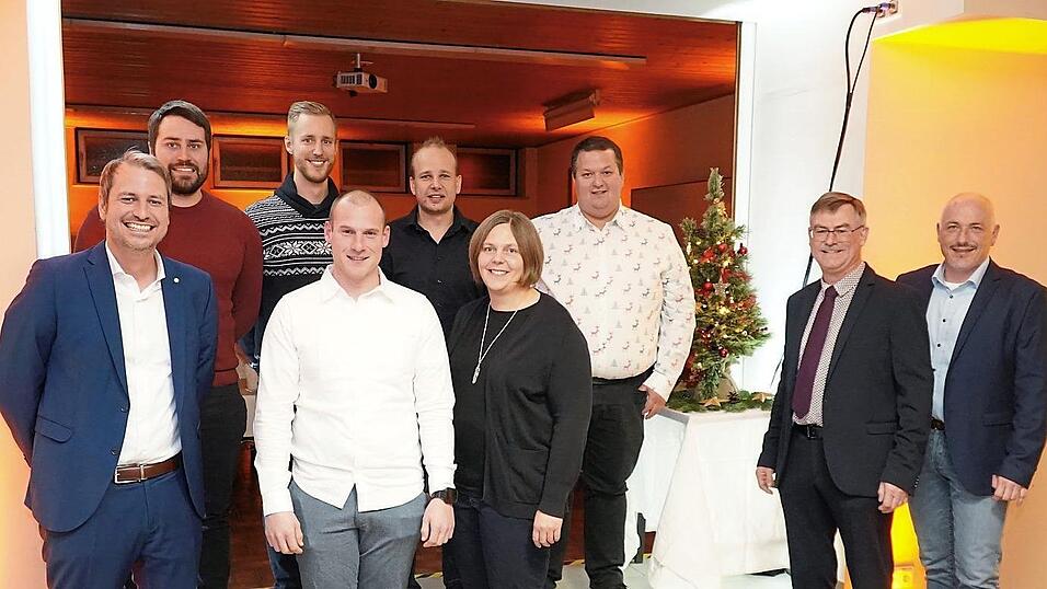 Vorsitzender Christian Wieser (2. v. r.), Kommandant Robert Brandhofer (r.) und stellvertretender Vorsitzender Christopher Pertler (2. v. l.) durften auch dieses Jahr mit Bürgermeister Matthias Kohlmayer (l.) wieder verdiente Mitglieder auszeichnen. Die Ausgezeichneten auf dem Bild: Felix Fronhofer (3. v. l.), Lois Trübenbach (4. v. l.), Tobias Wilde (5. v.l.), Barbara Gillmeier (6. v. l.) und Simon Trapp (7. v. l.).