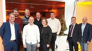 Vorsitzender Christian Wieser (2. v. r.), Kommandant Robert Brandhofer (r.) und stellvertretender Vorsitzender Christopher Pertler (2. v. l.) durften auch dieses Jahr mit Bürgermeister Matthias Kohlmayer (l.) wieder verdiente Mitglieder auszeichnen. Die Ausgezeichneten auf dem Bild: Felix Fronhofer (3. v. l.), Lois Trübenbach (4. v. l.), Tobias Wilde (5. v.l.), Barbara Gillmeier (6. v. l.) und Simon Trapp (7. v. l.).