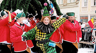 Auf Einladung von drei Banken am Stadtplatz tanzten die Schäffler aus Schwarzach dreimal am Rosenmontag in der guten Stube von Straubing. Auf Einladung von drei Banken am Stadtplatz tanzten die Schäffler aus Schwarzach dreimal am Rosenmontag in der guten Stube von Straubing.