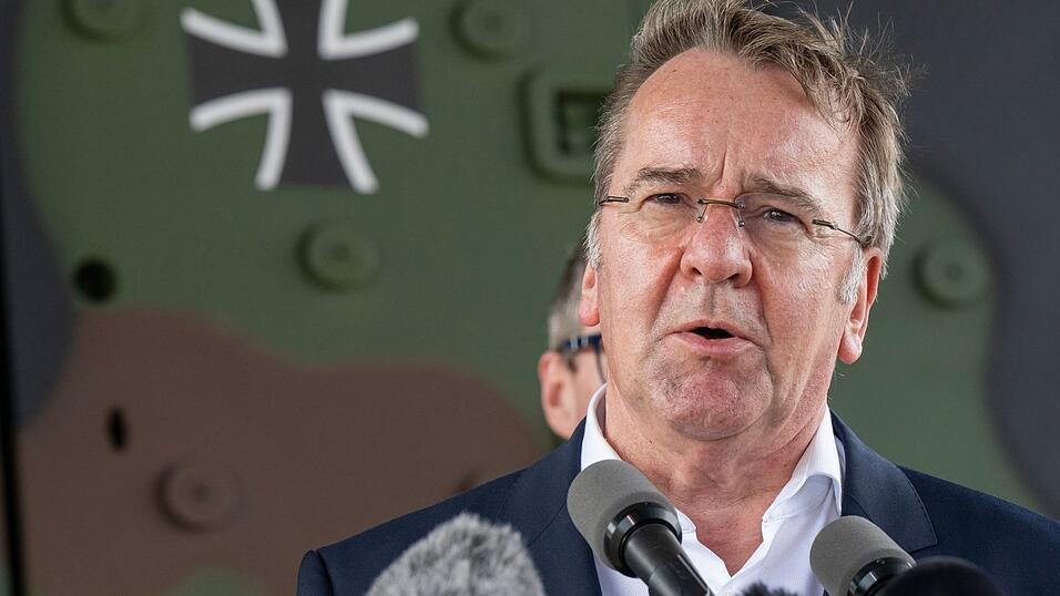 M&auml;nner der Altersgruppe 17 bis 45 brauchen nach Angaben von Verteidigungsminister Boris Pistorius (SPD) keine Genehmigung f&uuml;r lange Auslandsaufenthalte.