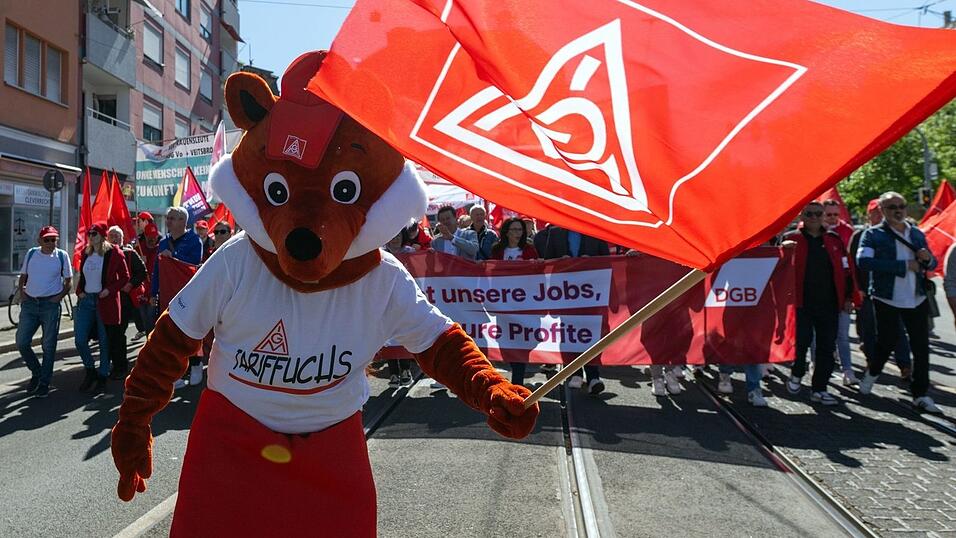 Ein &laquo;Tariffuchs&raquo; mit IG Metall Fahne bei der zentralen Maikundgebung der Gewerkschaften in N&uuml;rnberg.