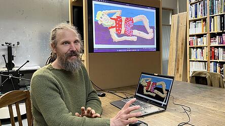 Andi Dünne, Leiter und Gründer der Chamer Kunstschule, präsentiert Arbeiten der jungen Schüler. Andi Dünne, Leiter und Gründer der Chamer Kunstschule, präsentiert Arbeiten der jungen Schüler.