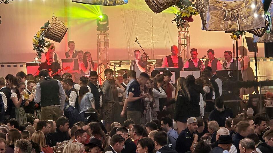 Die „Rieder“ sorgten am Donnerstagabend für gute Stimmung beim Gerzener Volksfest. Die „Rieder“ sorgten am Donnerstagabend für gute Stimmung beim Gerzener Volksfest.