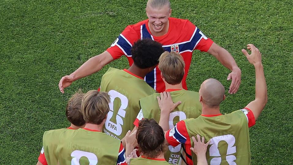 Erling Haaland feiert sein zweites Tor. Erling Haaland feiert sein zweites Tor.