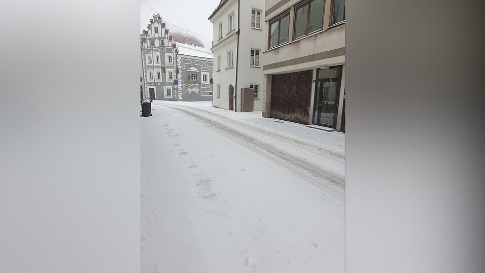 Am Dienstag schneit es heftig in weiten Teilen Bayerns, auch in Straubing. Am Dienstag schneit es heftig in weiten Teilen Bayerns, auch in Straubing.