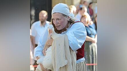 'Schee brav bleim': Anna Windl mit ihrer Gans Frederike