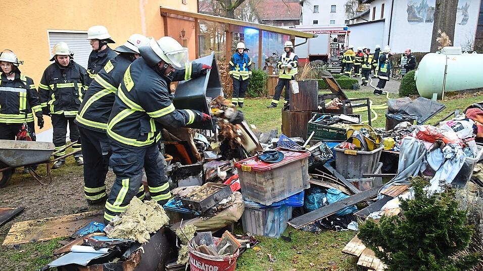 Die Feuerwehr r&auml;umte den Brandort.