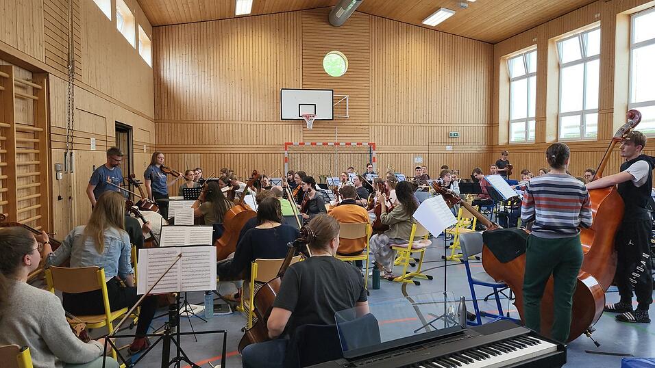 Im Schullandheim in Riedenburg treffen sich die Musiker der Junge Philharmonie Ostbayern zur Probenwoche. Premiere feiern sie am kommenden Samstag in Landshut. Am Sonntag gastiert das Orchester in der Schierlinger Mehrzweckhalle.