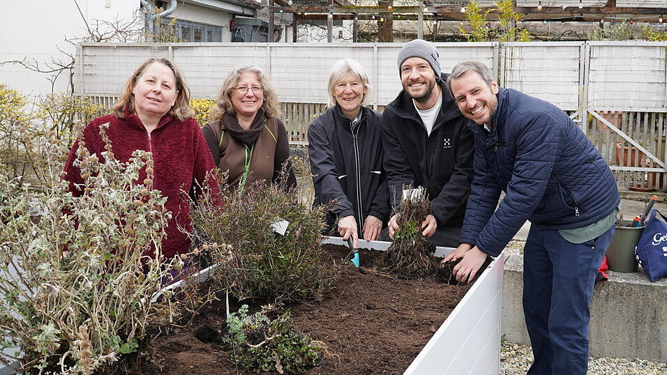 Heike Vinoli (v. l.), Hannelore Zech, Helga Pritzl, Kulturamtsleiter Michael Steinberger und B&uuml;rgermeister Matthias Kohlmayer beim Einpflanzen der neuen Kr&auml;uter.